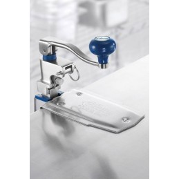 Ouvre-boîte manuel SG-2 NSF en acier inoxydable : mise en place sur une table de travail.