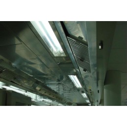 Eclairage encastré pour hotte 1x21 W: vue une fois installé dans une cuisine de restaurant.