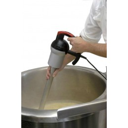 Mixeur-plongeur professionnel 40 cm de 550 W en situation soupe professionnelle